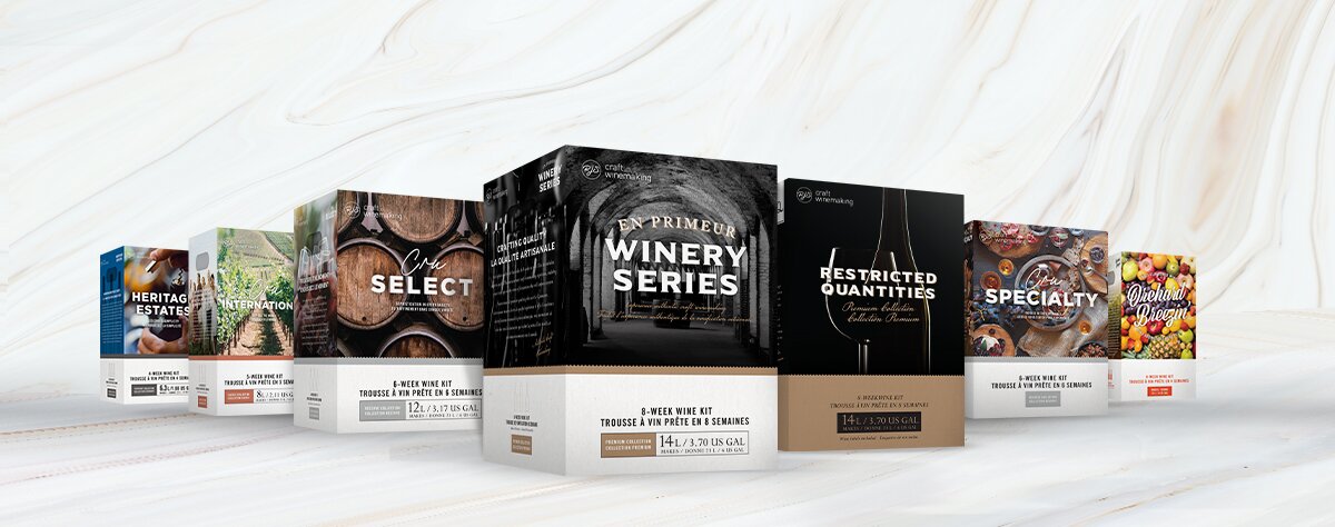 Boîtes de trousses à vin RJS Craft Winemaking de sept gammes : Heritage Estates, Cru International, Cru Select, En Primeur Winery Series, Restricted Quantities, Cru Specialty et Orchard Breezin'.