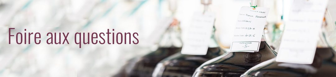 Bannière « Foire aux questions » sur fond de touries de vin rouge munies d'étiquettes de suivi