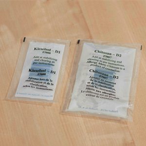 Two clear sachets on a wooden surface labelled Kieselsol D1 and Chitosan D2, the two-part clearing agents